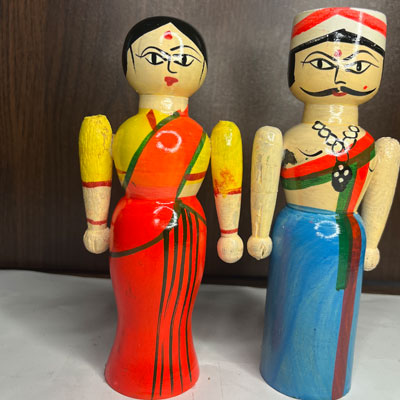 Wooden-couple-doll_